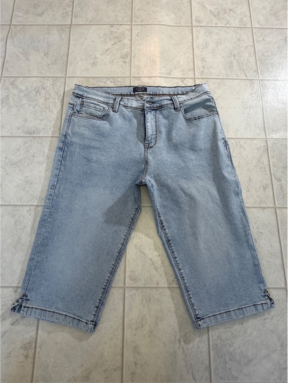 Curve Appeal Light Wash Denim Capri Jeans Size 16/33